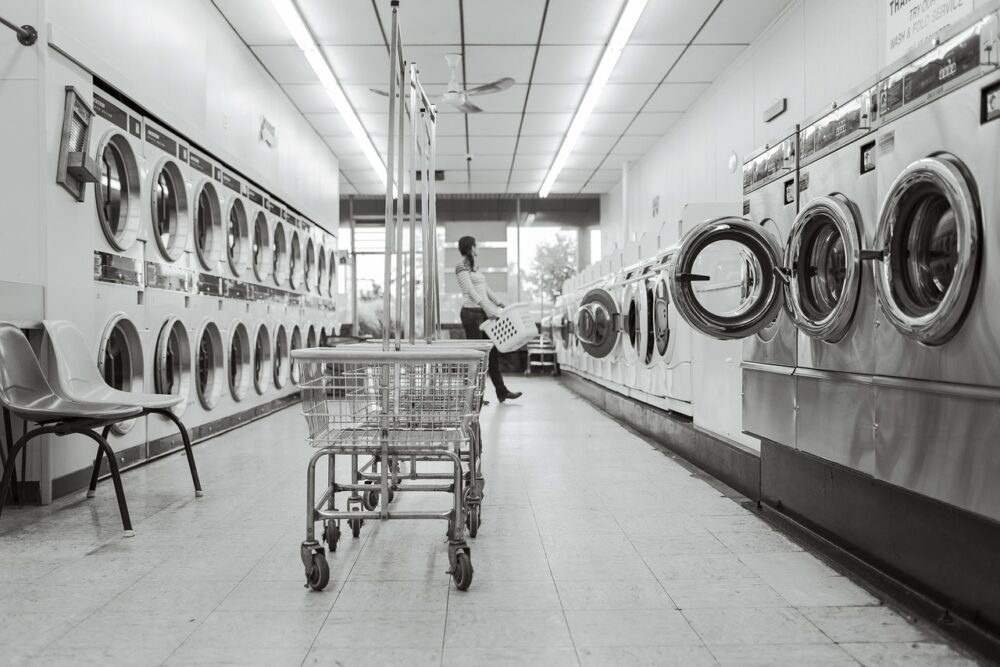 Laverie Automatique Libre-Service Sans Franchise : Avantages & Défis