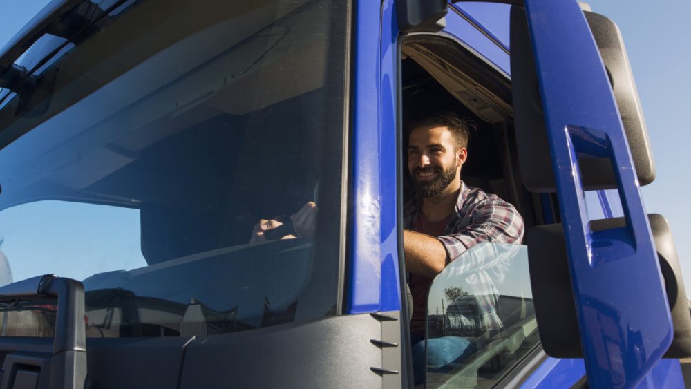un homme conduit un camion